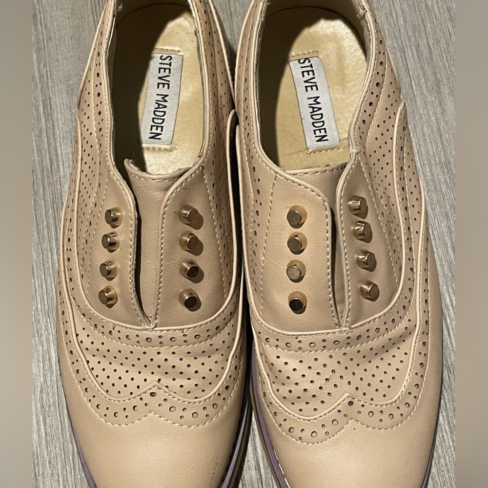 Steve Madden Women's Tan Brogue Shoes - Picture 2 of 5